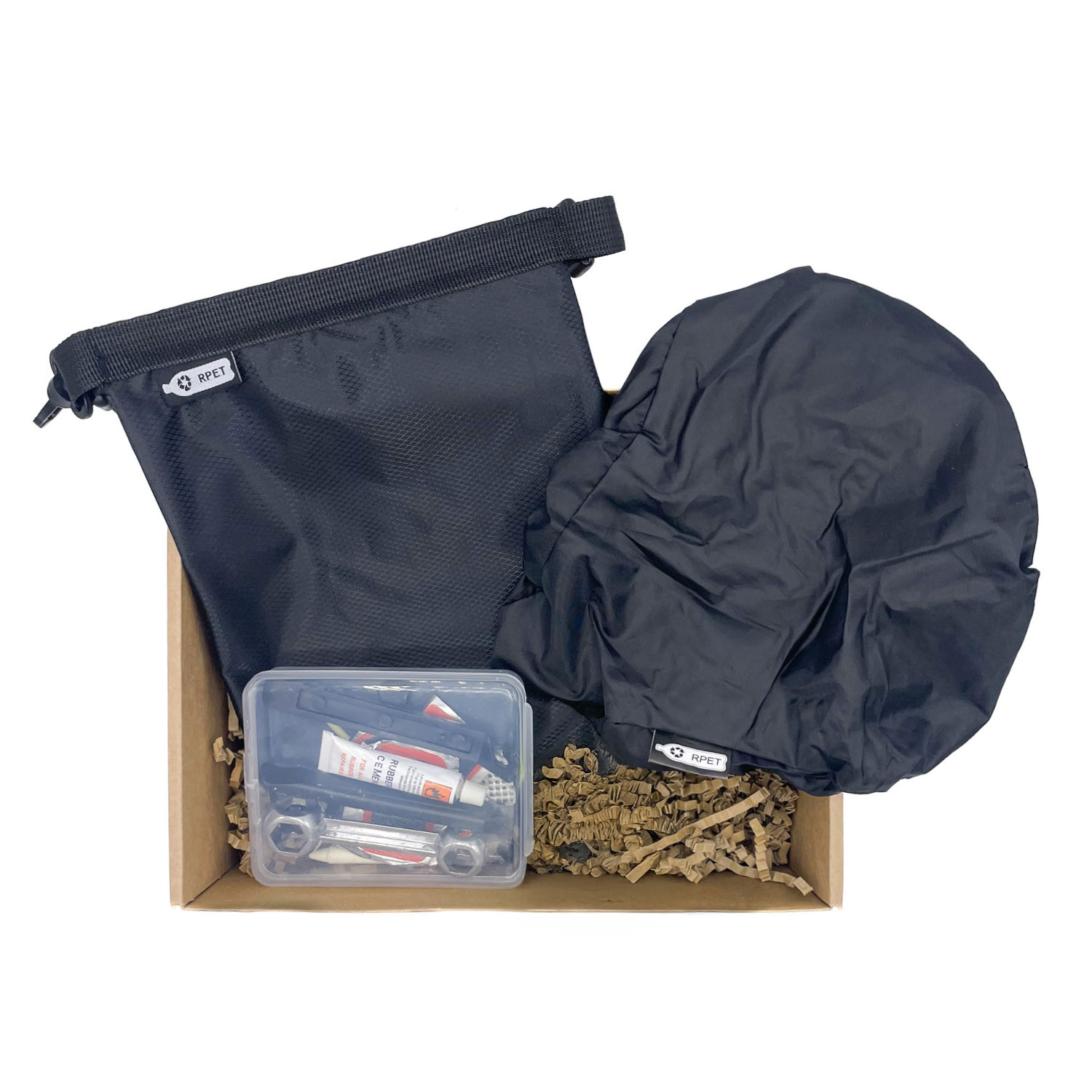 Welcome pack <b>mobilité douce</b> pensé pour les <b>welcome packs d’entreprise</b>, dédié aux déplacements à vélo. Coffret prêt à offrir composé d’un <b>sac étanche en PET recyclé 1,5 L</b>, d’un <b>kit de réparation de vélo</b> et d’une <b>housse de selle en PET recyclé</b>. Personnalisation possible par <b>étiquette numérique quadri</b>, <b>sérigraphie 1 couleur</b> ou <b>tampographie 1 couleur</b>, avec zones de marquage prévues selon les produits.