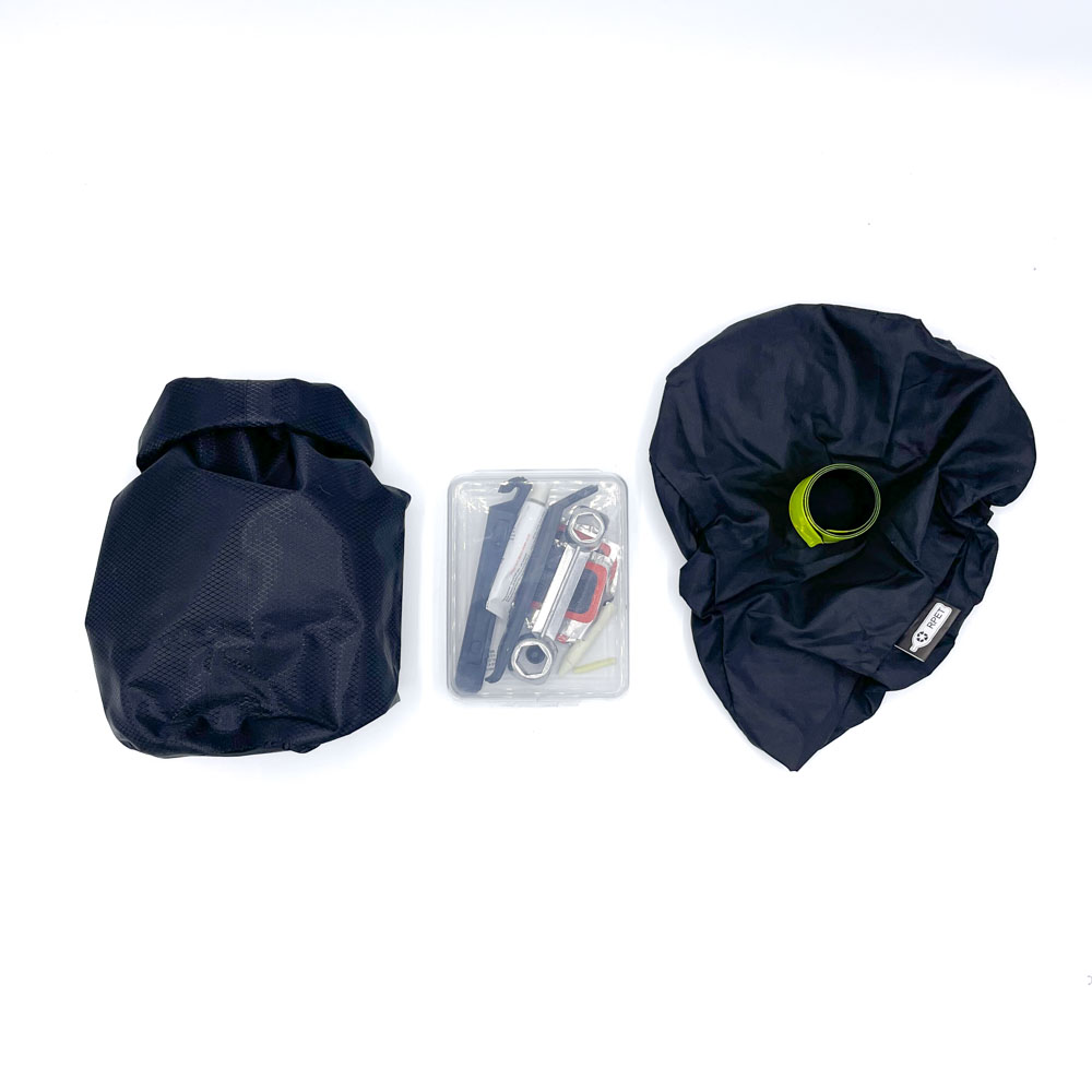 Welcome pack <b>mobilité douce</b> pensé pour les <b>welcome packs d’entreprise</b>, dédié aux déplacements à vélo. Coffret prêt à offrir composé d’un <b>sac étanche en PET recyclé 1,5 L</b>, d’un <b>kit de réparation de vélo</b> et d’une <b>housse de selle en PET recyclé</b>. Personnalisation possible par <b>étiquette numérique quadri</b>, <b>sérigraphie 1 couleur</b> ou <b>tampographie 1 couleur</b>, avec zones de marquage prévues selon les produits.