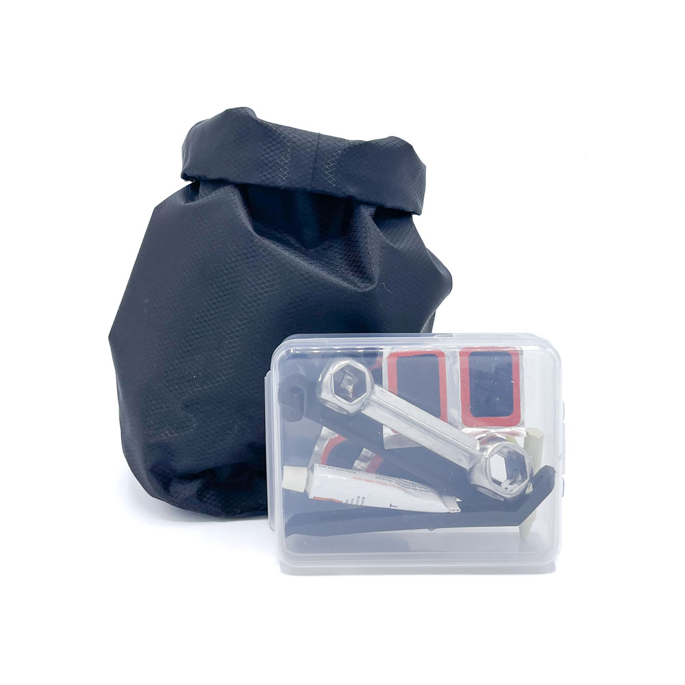 Welcome pack <b>mobilité douce</b> pensé pour les <b>welcome packs d’entreprise</b>, dédié aux déplacements à vélo. Coffret prêt à offrir composé d’un <b>sac étanche en PET recyclé 1,5 L</b>, d’un <b>kit de réparation de vélo</b> et d’une <b>housse de selle en PET recyclé</b>. Personnalisation possible par <b>étiquette numérique quadri</b>, <b>sérigraphie 1 couleur</b> ou <b>tampographie 1 couleur</b>, avec zones de marquage prévues selon les produits.