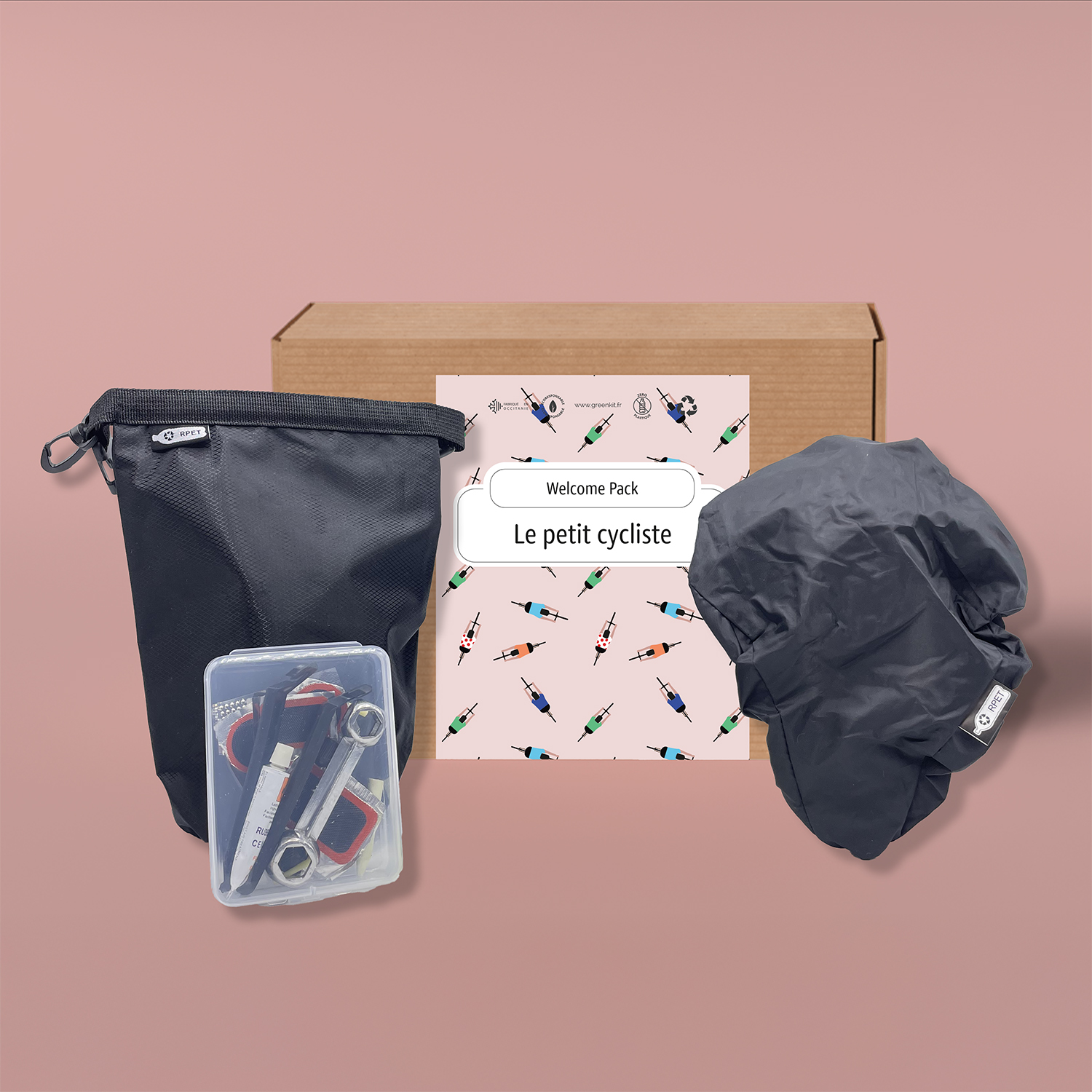 CG00023_Coffret le petit cycliste_mockup Welcome pack <b>mobilité douce</b> pensé pour les <b>welcome packs d’entreprise</b>, dédié aux déplacements à vélo. Coffret prêt à offrir composé d’un <b>sac étanche en PET recyclé 1,5 L</b>, d’un <b>kit de réparation de vélo</b> et d’une <b>housse de selle en PET recyclé</b>. Personnalisation possible par <b>étiquette numérique quadri</b>, <b>sérigraphie 1 couleur</b> ou <b>tampographie 1 couleur</b>, avec zones de marquage prévues selon les produits.