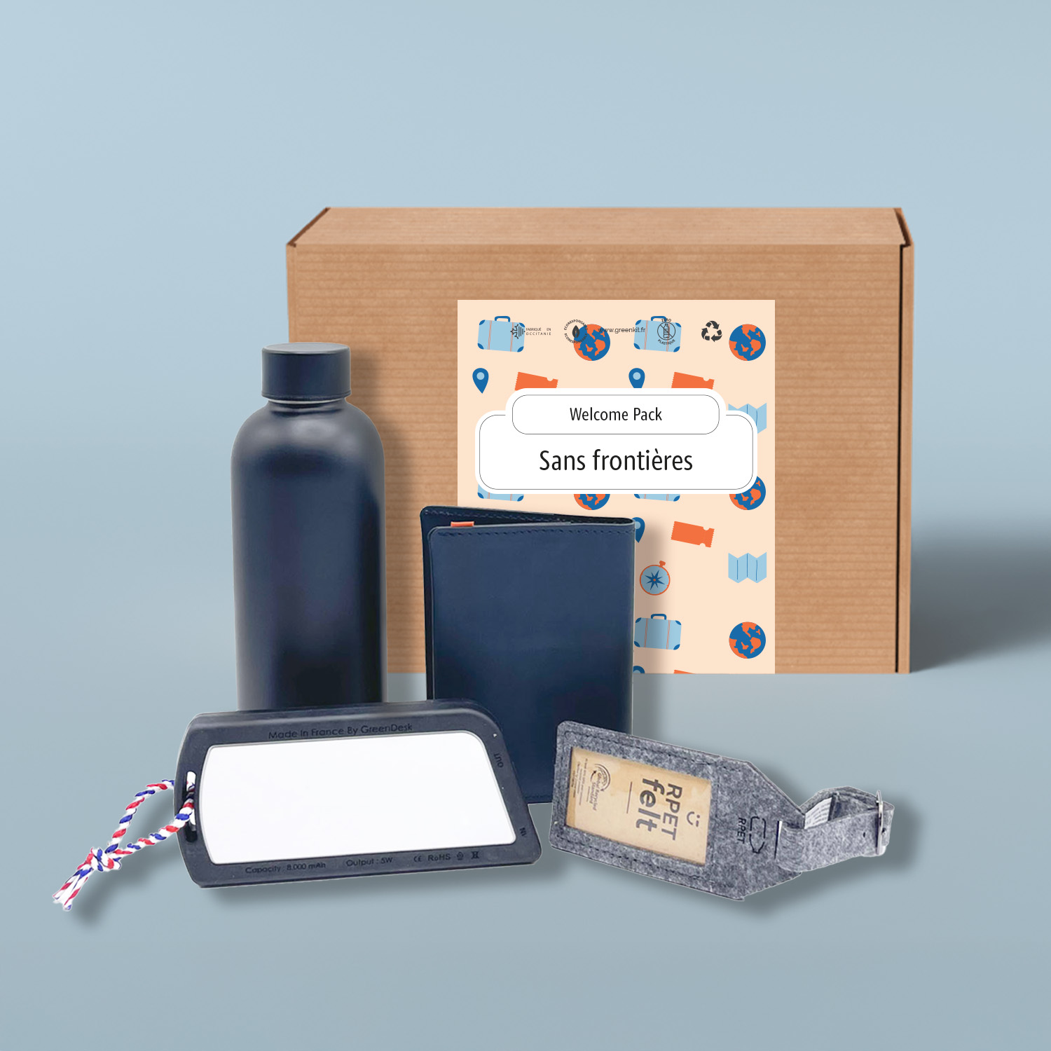 CG00029_Coffret sans frontiere_mockup Coffret cadeau entreprise orienté <b>mobilité</b> et <b>voyage</b>, composé d’une <b>batterie externe</b>, d’une <b>gourde isotherme en acier inoxydable 500 ml</b>, d’une <b>étiquette de bagage en feutre recyclé</b> et d’un <b>protège-passeport en cuir recyclé</b>. <b>Personnalisation</b> par <b>impression numérique quadri</b>, <b>impression numérique 360°</b>, <b>sérigraphie 1 couleur</b> et <b>tampographie 1 couleur</b>, selon les articles, avec <b>zones de marquage</b> dédiées à chaque produit.