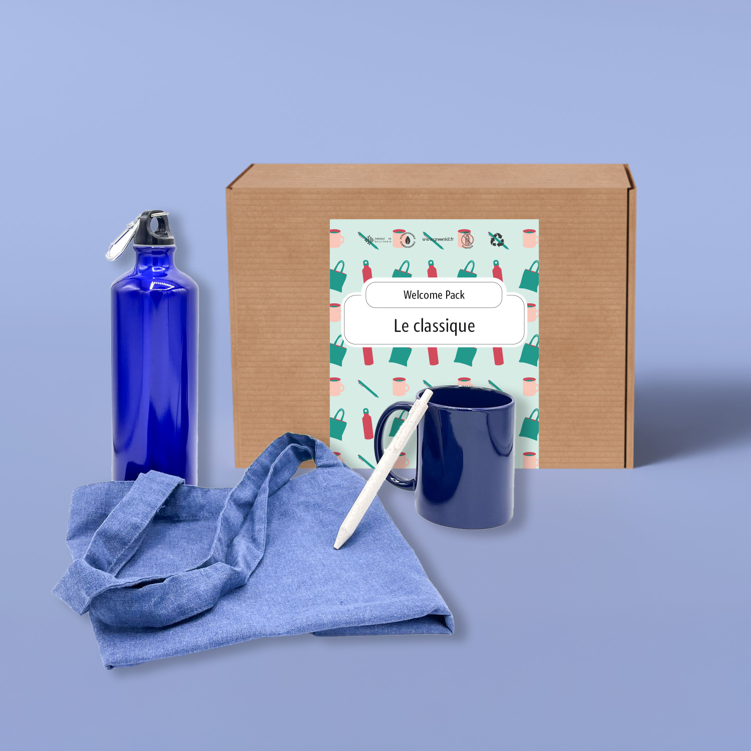 CG00032_Coffret le classique_mockup Welcome pack <b>classique</b> destiné aux <b>welcome packs d’entreprise</b>, composé d’objets du quotidien utiles et durables. Coffret prêt à offrir intégrant un <b>stylo bille en paille de blé</b>, une <b>bouteille en acier inoxydable recyclé</b>, un <b>tote bag en coton bio</b> et un <b>mug en céramique 300 ml</b>. Personnalisation possible par <b>étiquette numérique quadri</b>, <b>gravure laser</b>, <b>sérigraphie 1 couleur</b> ou <b>sérigraphie circulaire 1 couleur</b>, avec zones de marquage prévues selon les produits.