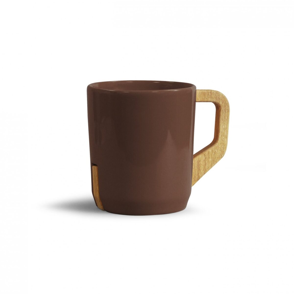 mug coloré avec anse en bois <b>Mug coloré avec anse en bois de hêtre</b> en <b>céramique</b>, contenance <b>320 ml / 32 cl</b>, hauteur <b>8,4 cm</b>, poids <b>0,300 kg</b>, compatible <b>lave-vaisselle</b> et <b>micro-ondes</b>. Anse en <b>bois de hêtre amovible</b> pour le lavage, large choix de <b>couleurs</b> pour un rendu original. Personnalisation en <b>transfert sérigraphique (1 ou 2 couleurs)</b> avec <b>logo placé</b> ou impression <b>all over</b>, ou livraison <b>sans personnalisation</b> pour un mug prêt à offrir.