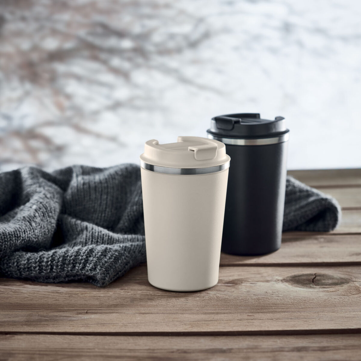 thermos en acier inox <b>Gobelet en acier inoxydable à double paroi</b> de <b>350 ml</b> avec <b>couvercle en PP</b>, dimensions <b>8,5 x 8,5 x 14 cm</b> pour un poids de <b>293 g</b>. <b>Étanche</b>, <b>isotherme</b> et compatible <b>lave-vaisselle</b>, disponible en <b>Beige</b>, <b>Blanc</b>, <b>Bleu</b>, <b>Métal</b>, <b>Noir</b> et <b>Vert</b>. Personnalisation par <b>gravure laser</b>, <b>gravure laser 360°</b>, <b>impression numérique 360° (quadri)</b> ou <b>sérigraphie circulaire (1 couleur)</b> avec <b>zones de marquage</b> dédiées sur le corps du gobelet.