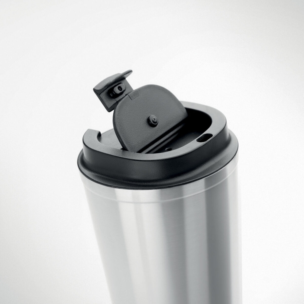 thermos en acier inox <b>Gobelet en acier inoxydable à double paroi</b> de <b>350 ml</b> avec <b>couvercle en PP</b>, dimensions <b>8,5 x 8,5 x 14 cm</b> pour un poids de <b>293 g</b>. <b>Étanche</b>, <b>isotherme</b> et compatible <b>lave-vaisselle</b>, disponible en <b>Beige</b>, <b>Blanc</b>, <b>Bleu</b>, <b>Métal</b>, <b>Noir</b> et <b>Vert</b>. Personnalisation par <b>gravure laser</b>, <b>gravure laser 360°</b>, <b>impression numérique 360° (quadri)</b> ou <b>sérigraphie circulaire (1 couleur)</b> avec <b>zones de marquage</b> dédiées sur le corps du gobelet.