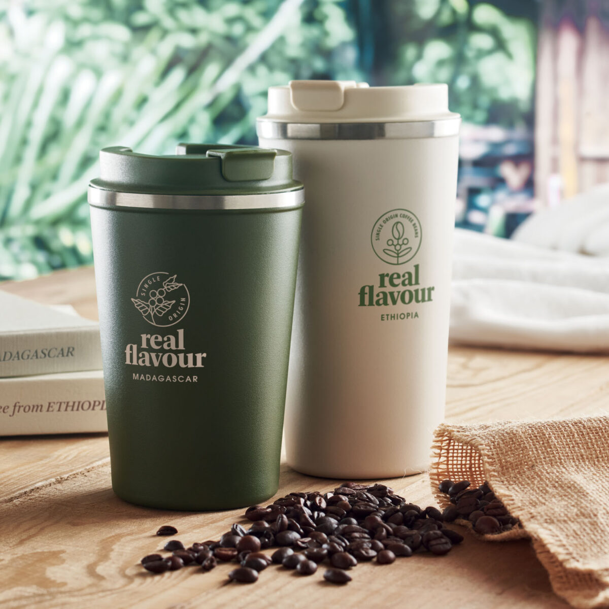 thermos en acier inox <b>Gobelet en acier inoxydable à double paroi</b> de <b>350 ml</b> avec <b>couvercle en PP</b>, dimensions <b>8,5 x 8,5 x 14 cm</b> pour un poids de <b>293 g</b>. <b>Étanche</b>, <b>isotherme</b> et compatible <b>lave-vaisselle</b>, disponible en <b>Beige</b>, <b>Blanc</b>, <b>Bleu</b>, <b>Métal</b>, <b>Noir</b> et <b>Vert</b>. Personnalisation par <b>gravure laser</b>, <b>gravure laser 360°</b>, <b>impression numérique 360° (quadri)</b> ou <b>sérigraphie circulaire (1 couleur)</b> avec <b>zones de marquage</b> dédiées sur le corps du gobelet.