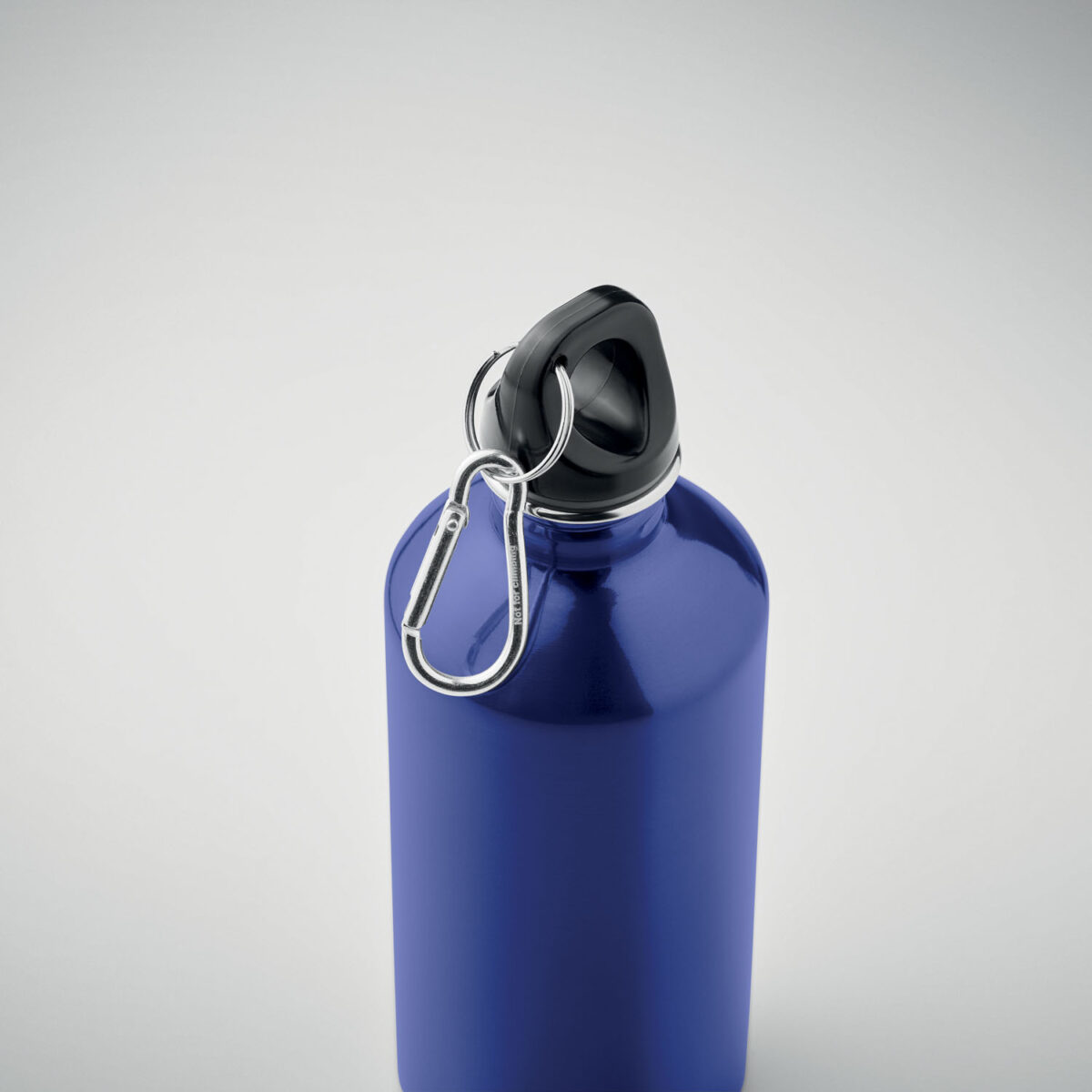 bouteille en acier inox recyclé personnalisable Bouteille monocouche en <b>acier inoxydable recyclé</b> avec <b>mousqueton</b>, contenance <b>500 ml / 50 cl</b>, dimensions <b>6,5 x 6,5 x 19 cm</b>, poids <b>0,124 kg</b>, équipée d’un corps <b>étanche</b> et compatible <b>lave-vaisselle</b>, disponible en plusieurs <b>couleurs</b> et personnalisable par <b>gravure laser</b>, <b>gravure laser 360°</b> ou <b>impression numérique 360° (quadri)</b>, avec zones de marquage dédiées, également proposée <b>sans personnalisation</b> pour un usage en <b>goodies tendance</b>, <b>cadeau commercial</b> ou <b>cadeaux collaborateurs</b>.