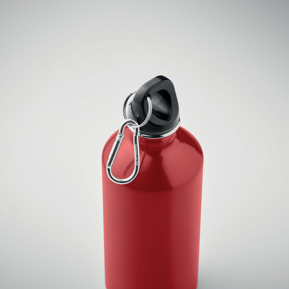 bouteille en acier inox recyclé personnalisable Bouteille monocouche en <b>acier inoxydable recyclé</b> avec <b>mousqueton</b>, contenance <b>500 ml / 50 cl</b>, dimensions <b>6,5 x 6,5 x 19 cm</b>, poids <b>0,124 kg</b>, équipée d’un corps <b>étanche</b> et compatible <b>lave-vaisselle</b>, disponible en plusieurs <b>couleurs</b> et personnalisable par <b>gravure laser</b>, <b>gravure laser 360°</b> ou <b>impression numérique 360° (quadri)</b>, avec zones de marquage dédiées, également proposée <b>sans personnalisation</b> pour un usage en <b>goodies tendance</b>, <b>cadeau commercial</b> ou <b>cadeaux collaborateurs</b>.