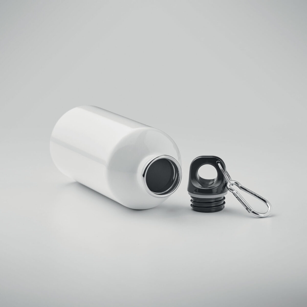 bouteille en acier inox recyclé personnalisable Bouteille monocouche en <b>acier inoxydable recyclé</b> avec <b>mousqueton</b>, contenance <b>500 ml / 50 cl</b>, dimensions <b>6,5 x 6,5 x 19 cm</b>, poids <b>0,124 kg</b>, équipée d’un corps <b>étanche</b> et compatible <b>lave-vaisselle</b>, disponible en plusieurs <b>couleurs</b> et personnalisable par <b>gravure laser</b>, <b>gravure laser 360°</b> ou <b>impression numérique 360° (quadri)</b>, avec zones de marquage dédiées, également proposée <b>sans personnalisation</b> pour un usage en <b>goodies tendance</b>, <b>cadeau commercial</b> ou <b>cadeaux collaborateurs</b>.