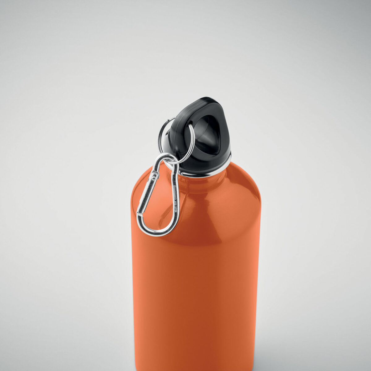 bouteille en acier inox recyclé personnalisable Bouteille monocouche en <b>acier inoxydable recyclé</b> avec <b>mousqueton</b>, contenance <b>500 ml / 50 cl</b>, dimensions <b>6,5 x 6,5 x 19 cm</b>, poids <b>0,124 kg</b>, équipée d’un corps <b>étanche</b> et compatible <b>lave-vaisselle</b>, disponible en plusieurs <b>couleurs</b> et personnalisable par <b>gravure laser</b>, <b>gravure laser 360°</b> ou <b>impression numérique 360° (quadri)</b>, avec zones de marquage dédiées, également proposée <b>sans personnalisation</b> pour un usage en <b>goodies tendance</b>, <b>cadeau commercial</b> ou <b>cadeaux collaborateurs</b>.