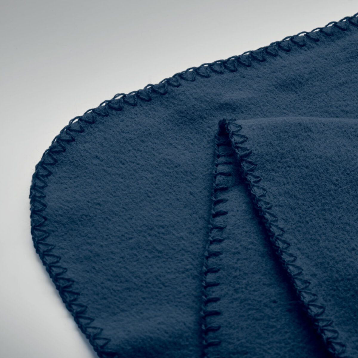 couverture polaire en RPET Couverture polaire en <b>RPET</b> (PET recyclé) <b>130 gr/m²</b>, format généreux <b>120 x 150 cm</b> pour un confort optimal, poids léger de <b>0,275 kg</b>, idéale comme <b>goodies Rpet</b> pour vos <b>concours / challenge interne</b> ou cadeaux d’entreprise responsables. Disponible en plusieurs coloris (<b>gris</b>, <b>rouge</b>, <b>bleu</b>, <b>bleu marine</b>, <b>blanc</b>, <b>noir</b>), personnalisable en <b>broderie</b> ou <b>transfert numérique (quadri)</b> sur une zone de marquage dédiée, ou livrée <b>sans personnalisation</b>.