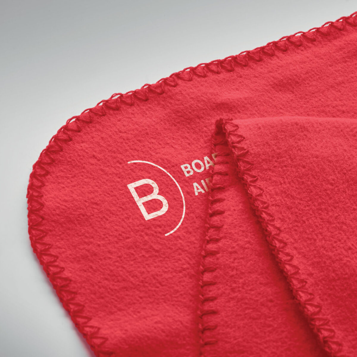 couverture polaire en RPET Couverture polaire en <b>RPET</b> (PET recyclé) <b>130 gr/m²</b>, format généreux <b>120 x 150 cm</b> pour un confort optimal, poids léger de <b>0,275 kg</b>, idéale comme <b>goodies Rpet</b> pour vos <b>concours / challenge interne</b> ou cadeaux d’entreprise responsables. Disponible en plusieurs coloris (<b>gris</b>, <b>rouge</b>, <b>bleu</b>, <b>bleu marine</b>, <b>blanc</b>, <b>noir</b>), personnalisable en <b>broderie</b> ou <b>transfert numérique (quadri)</b> sur une zone de marquage dédiée, ou livrée <b>sans personnalisation</b>.