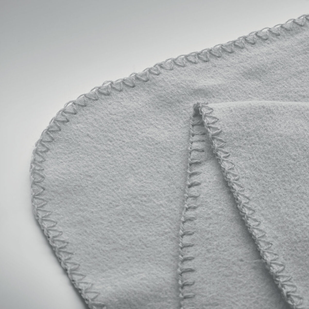 couverture polaire en RPET Couverture polaire en <b>RPET</b> (PET recyclé) <b>130 gr/m²</b>, format généreux <b>120 x 150 cm</b> pour un confort optimal, poids léger de <b>0,275 kg</b>, idéale comme <b>goodies Rpet</b> pour vos <b>concours / challenge interne</b> ou cadeaux d’entreprise responsables. Disponible en plusieurs coloris (<b>gris</b>, <b>rouge</b>, <b>bleu</b>, <b>bleu marine</b>, <b>blanc</b>, <b>noir</b>), personnalisable en <b>broderie</b> ou <b>transfert numérique (quadri)</b> sur une zone de marquage dédiée, ou livrée <b>sans personnalisation</b>.