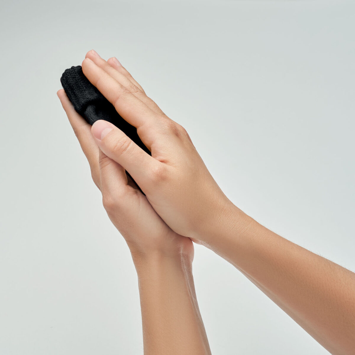 chaufferette main personnalisée Chaufferette de main en <b>polyester tricoté (PET)</b> avec coussin chauffant instantané en <b>PVC</b>, format compact <b>7,5 x 12 cm</b> pour seulement <b>0,063 kg</b>, à activer en appuyant sur la plaque métallique interne puis à réutiliser après passage dans de l’eau chaude, disponible en <b>Beige</b>, <b>Noir</b> et <b>Rouge</b>, idéale en <b>goodies hiver</b> ou <b>goodies Noël</b>, personnalisable en <b>sérigraphie (1 couleur)</b>, <b>transfert numérique (quadri)</b> ou livrée <b>sans personnalisation</b>.