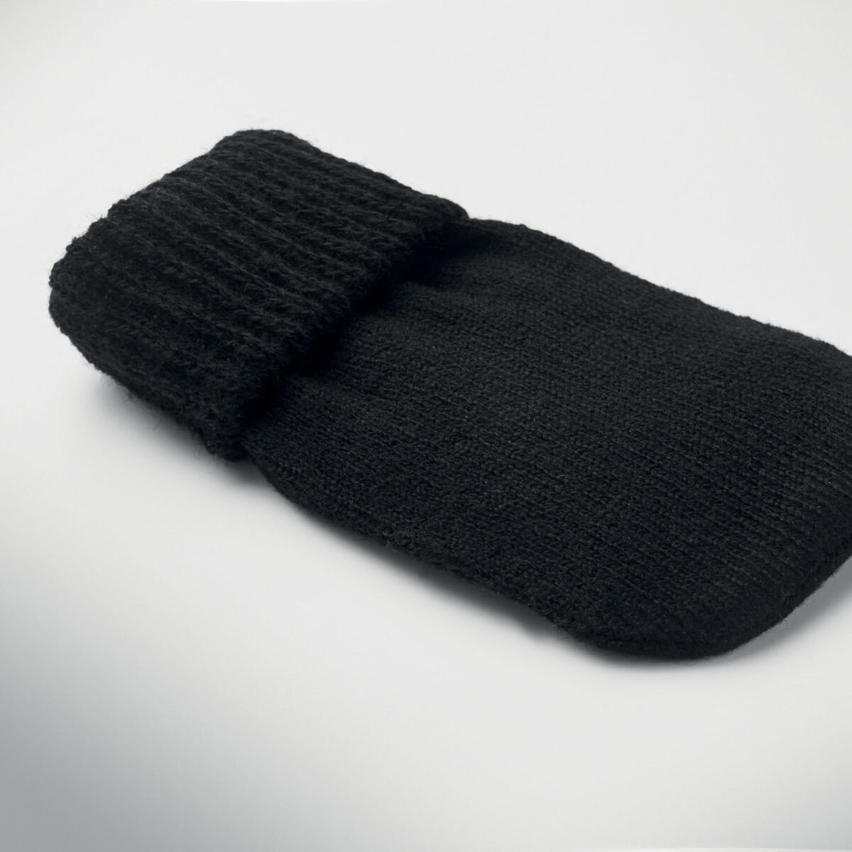 chaufferette main personnalisée Chaufferette de main en <b>polyester tricoté (PET)</b> avec coussin chauffant instantané en <b>PVC</b>, format compact <b>7,5 x 12 cm</b> pour seulement <b>0,063 kg</b>, à activer en appuyant sur la plaque métallique interne puis à réutiliser après passage dans de l’eau chaude, disponible en <b>Beige</b>, <b>Noir</b> et <b>Rouge</b>, idéale en <b>goodies hiver</b> ou <b>goodies Noël</b>, personnalisable en <b>sérigraphie (1 couleur)</b>, <b>transfert numérique (quadri)</b> ou livrée <b>sans personnalisation</b>.