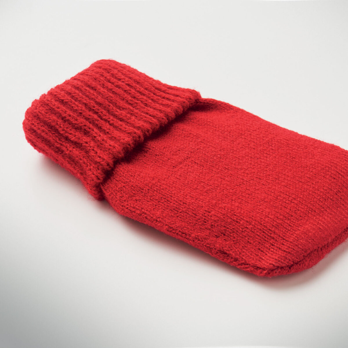 chaufferette main personnalisée Chaufferette de main en <b>polyester tricoté (PET)</b> avec coussin chauffant instantané en <b>PVC</b>, format compact <b>7,5 x 12 cm</b> pour seulement <b>0,063 kg</b>, à activer en appuyant sur la plaque métallique interne puis à réutiliser après passage dans de l’eau chaude, disponible en <b>Beige</b>, <b>Noir</b> et <b>Rouge</b>, idéale en <b>goodies hiver</b> ou <b>goodies Noël</b>, personnalisable en <b>sérigraphie (1 couleur)</b>, <b>transfert numérique (quadri)</b> ou livrée <b>sans personnalisation</b>.