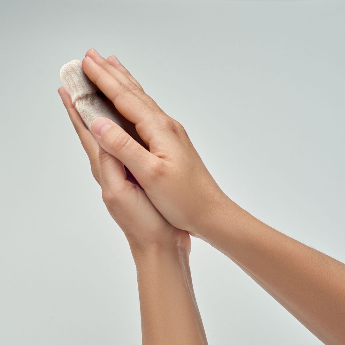 chaufferette main personnalisée Chaufferette de main en <b>polyester tricoté (PET)</b> avec coussin chauffant instantané en <b>PVC</b>, format compact <b>7,5 x 12 cm</b> pour seulement <b>0,063 kg</b>, à activer en appuyant sur la plaque métallique interne puis à réutiliser après passage dans de l’eau chaude, disponible en <b>Beige</b>, <b>Noir</b> et <b>Rouge</b>, idéale en <b>goodies hiver</b> ou <b>goodies Noël</b>, personnalisable en <b>sérigraphie (1 couleur)</b>, <b>transfert numérique (quadri)</b> ou livrée <b>sans personnalisation</b>.