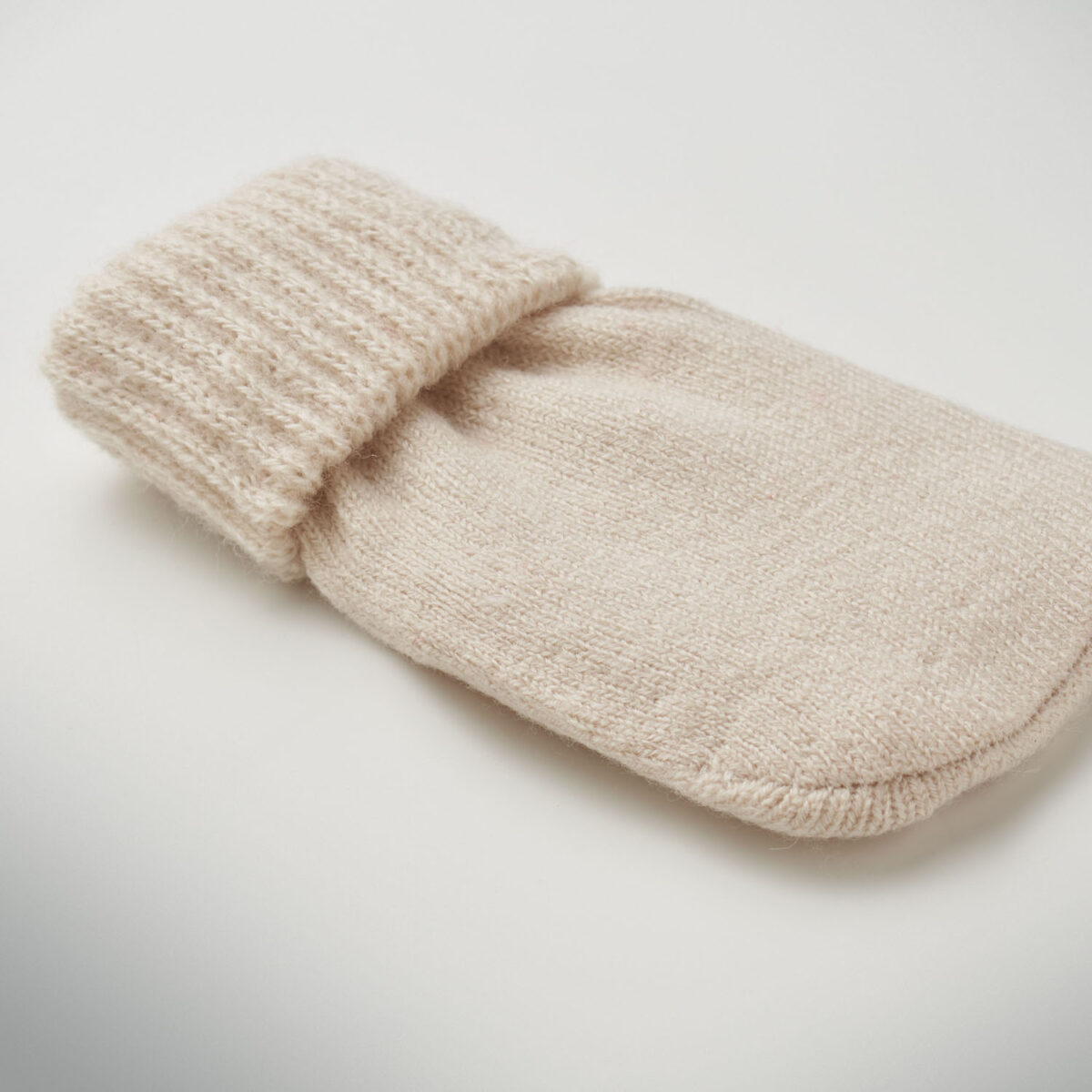 chaufferette main personnalisée Chaufferette de main en <b>polyester tricoté (PET)</b> avec coussin chauffant instantané en <b>PVC</b>, format compact <b>7,5 x 12 cm</b> pour seulement <b>0,063 kg</b>, à activer en appuyant sur la plaque métallique interne puis à réutiliser après passage dans de l’eau chaude, disponible en <b>Beige</b>, <b>Noir</b> et <b>Rouge</b>, idéale en <b>goodies hiver</b> ou <b>goodies Noël</b>, personnalisable en <b>sérigraphie (1 couleur)</b>, <b>transfert numérique (quadri)</b> ou livrée <b>sans personnalisation</b>.