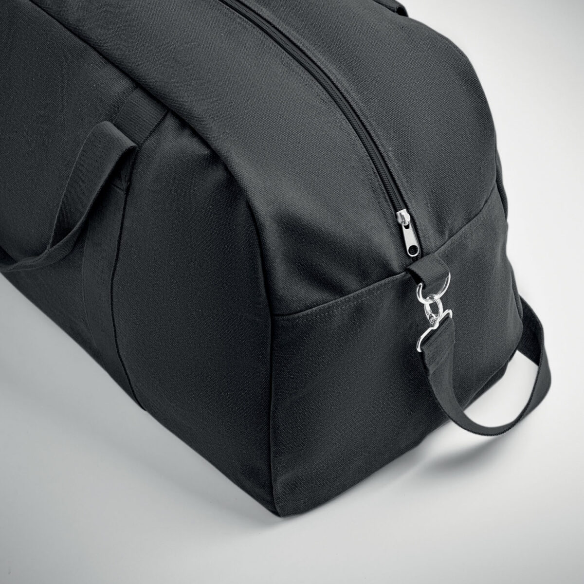 sac de voyage en coton recyclé Sac de voyage en <b>tissu recyclé 450 g/m²</b> composé de <b>60% coton recyclé</b> et <b>40% polyester recyclé</b>, avec <b>sangle en coton réglable et détachable</b>, dimensions <b>57 x 33 x 27,5 cm</b> pour un poids de <b>0,52 kg</b>, personnalisable en <b>sérigraphie 1 ou 2 couleurs</b> ou en <b>transfert numérique quadri</b> sur des zones de marquage dédiées.