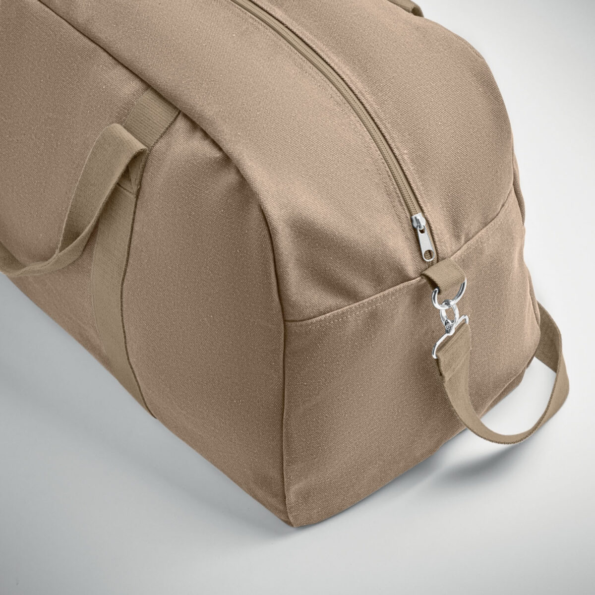 sac de voyage en coton recyclé Sac de voyage en <b>tissu recyclé 450 g/m²</b> composé de <b>60% coton recyclé</b> et <b>40% polyester recyclé</b>, avec <b>sangle en coton réglable et détachable</b>, dimensions <b>57 x 33 x 27,5 cm</b> pour un poids de <b>0,52 kg</b>, personnalisable en <b>sérigraphie 1 ou 2 couleurs</b> ou en <b>transfert numérique quadri</b> sur des zones de marquage dédiées.