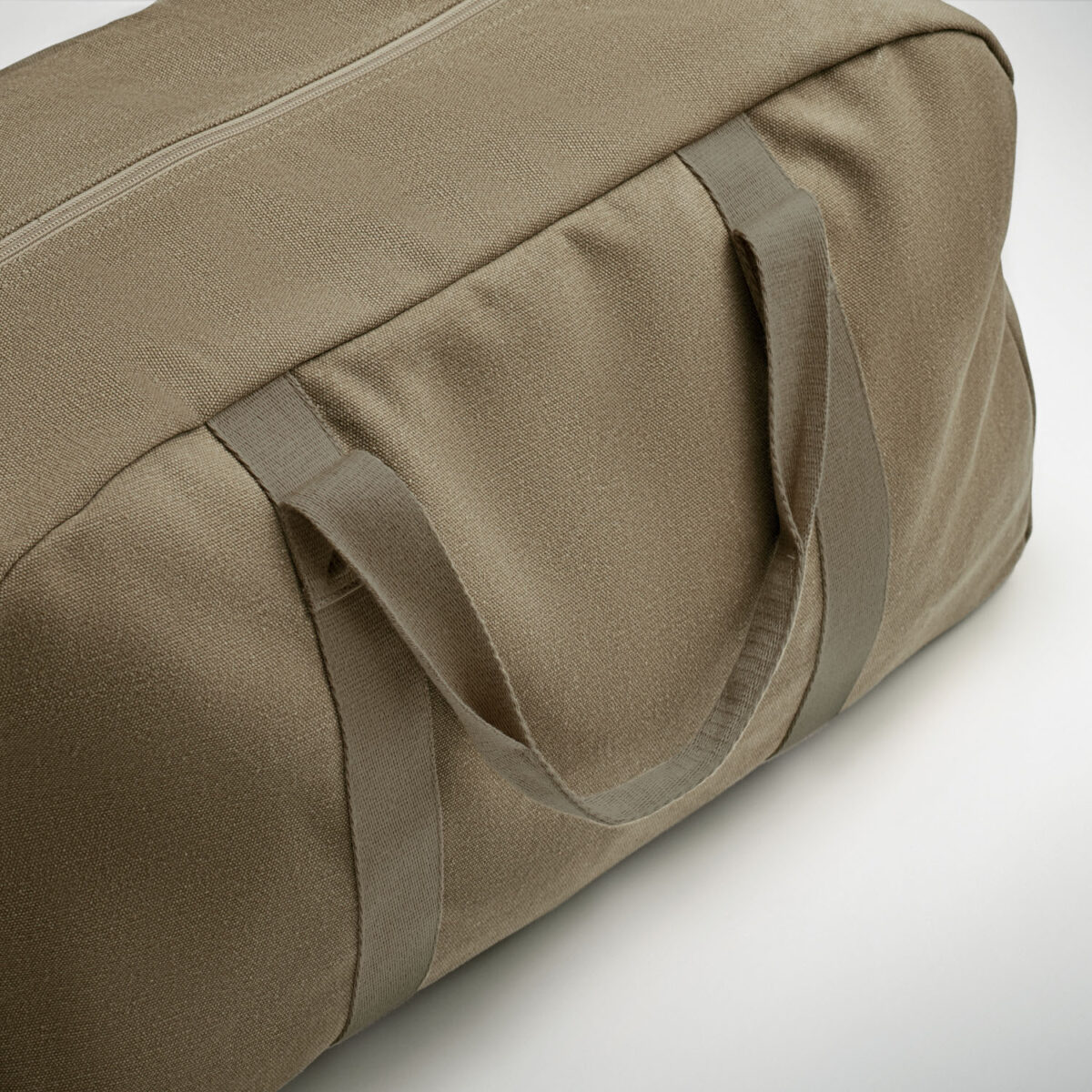 sac de voyage en coton recyclé Sac de voyage en <b>tissu recyclé 450 g/m²</b> composé de <b>60% coton recyclé</b> et <b>40% polyester recyclé</b>, avec <b>sangle en coton réglable et détachable</b>, dimensions <b>57 x 33 x 27,5 cm</b> pour un poids de <b>0,52 kg</b>, personnalisable en <b>sérigraphie 1 ou 2 couleurs</b> ou en <b>transfert numérique quadri</b> sur des zones de marquage dédiées.