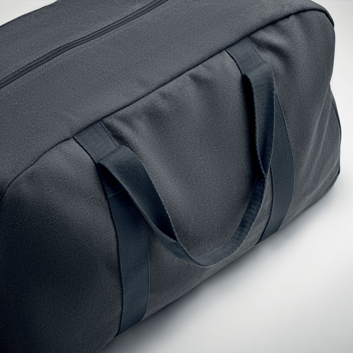 sac de voyage en coton recyclé Sac de voyage en <b>tissu recyclé 450 g/m²</b> composé de <b>60% coton recyclé</b> et <b>40% polyester recyclé</b>, avec <b>sangle en coton réglable et détachable</b>, dimensions <b>57 x 33 x 27,5 cm</b> pour un poids de <b>0,52 kg</b>, personnalisable en <b>sérigraphie 1 ou 2 couleurs</b> ou en <b>transfert numérique quadri</b> sur des zones de marquage dédiées.