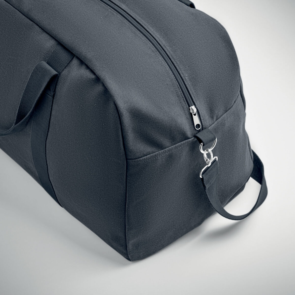 sac de voyage en coton recyclé Sac de voyage en <b>tissu recyclé 450 g/m²</b> composé de <b>60% coton recyclé</b> et <b>40% polyester recyclé</b>, avec <b>sangle en coton réglable et détachable</b>, dimensions <b>57 x 33 x 27,5 cm</b> pour un poids de <b>0,52 kg</b>, personnalisable en <b>sérigraphie 1 ou 2 couleurs</b> ou en <b>transfert numérique quadri</b> sur des zones de marquage dédiées.