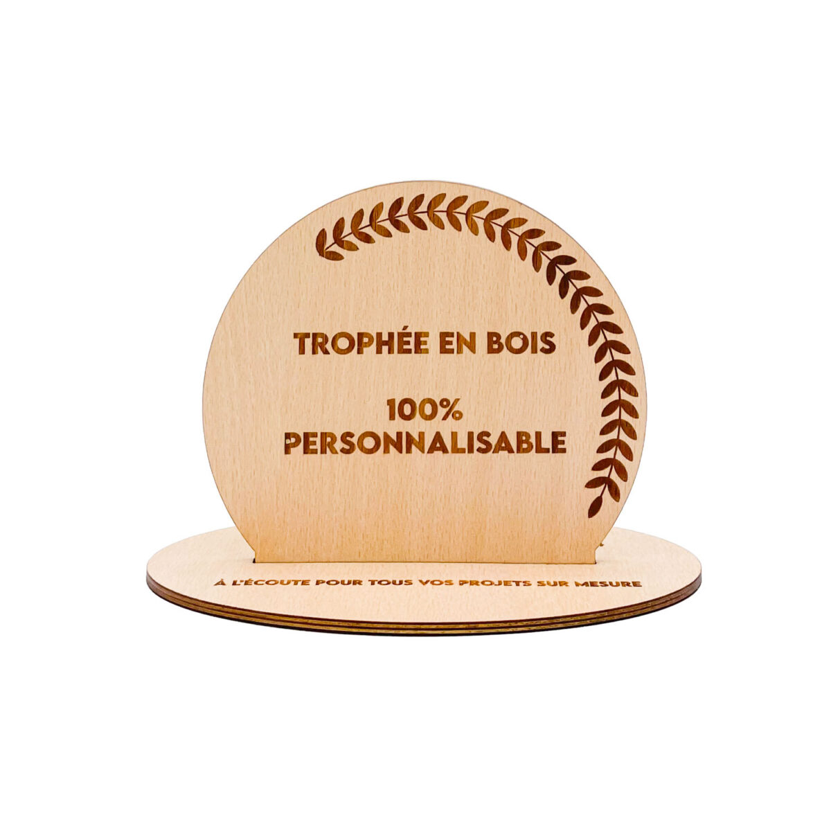 mini trophée en bois France Mini <b>trophée en bois</b> européen, à poser sur un bureau, conçu pour les <b>remises de prix écologiques</b>. Format compact avec une <b>forme ronde</b>, dimensions <b>13 x 6,5 x 10 cm</b> et <b>poids 30 g</b>. Réalisé en <b>bois</b>, fabrication en <b>France</b>. Personnalisation possible par <b>gravure laser</b>, <b>gravure laser avec personnalisation nominative</b>, <b>impression numérique quadri</b> ou <b>impression numérique quadri avec nominatif</b>, en marquage <b>recto</b> ou <b>recto verso</b>.