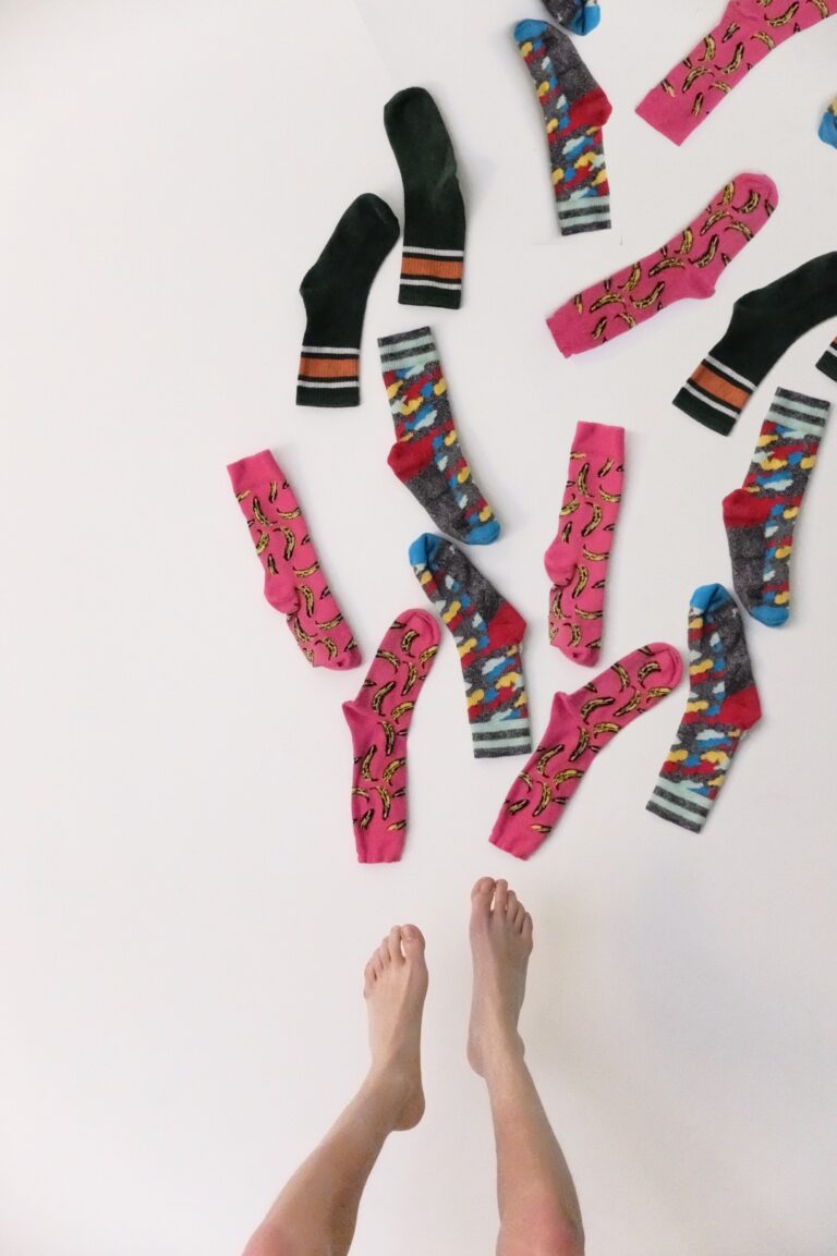Cadeau d'entreprise original et personnalisé 48 Mise en scène de chaussettes colorées éparpillées