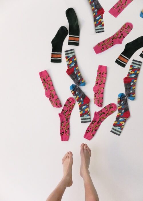 Mise en scène de chaussettes colorées éparpillées