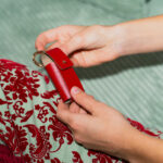 Étui rouge à lèvres avec miroir et mousqueton en synderme recyclé, fabriqué en France | Certifié OEKO-TEX – vue 4