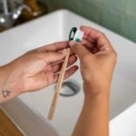 Brosse à dents rechargeable en bois gravée - Made in France – vue 2